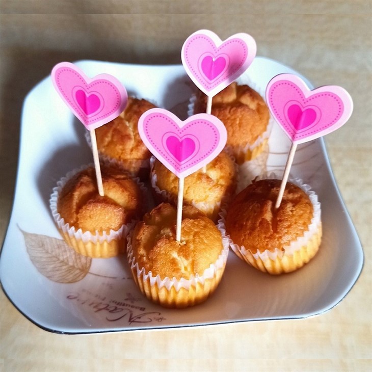 4、Toothpick Flags for Cupcakes